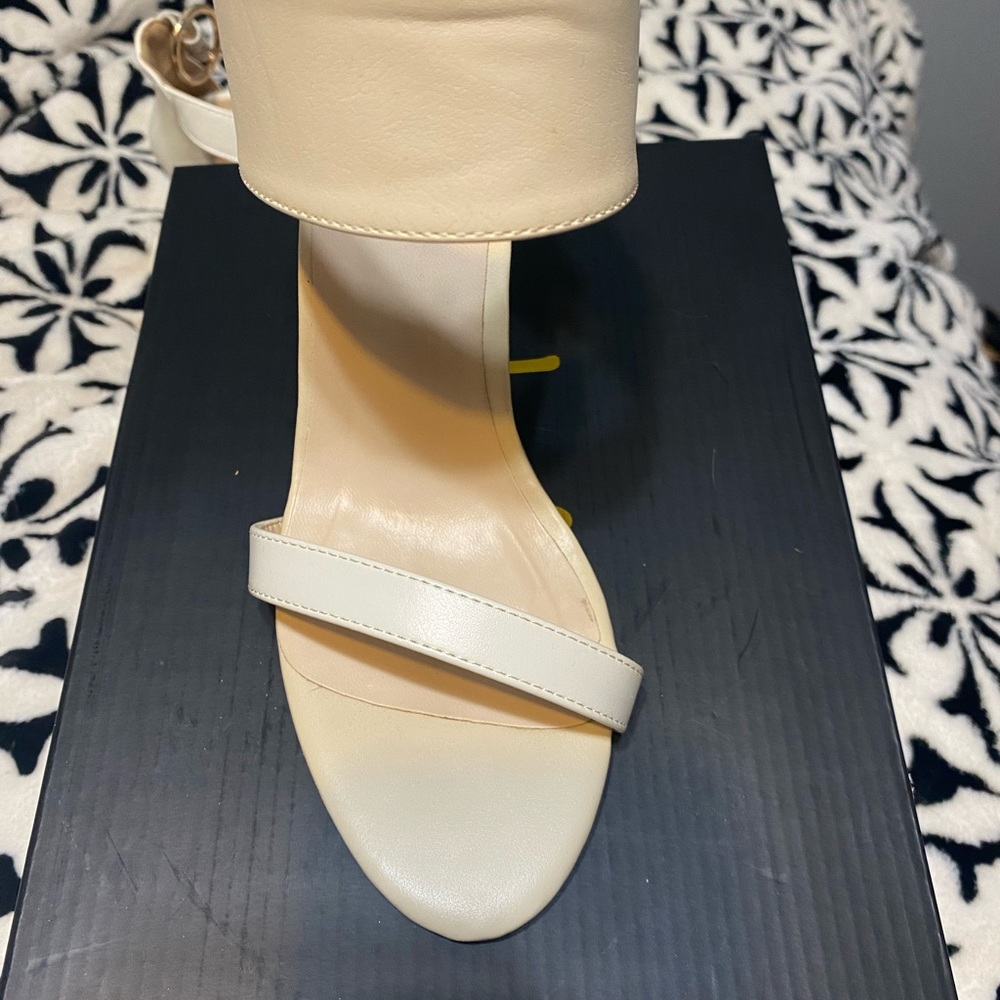 4” white and nude skinny heels size 9